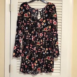 Floral dress w bell sleeves, tir front, and heyhole back sz M